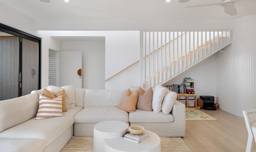 Comment optimiser l’espace sous un escalier pour du rangement efficace